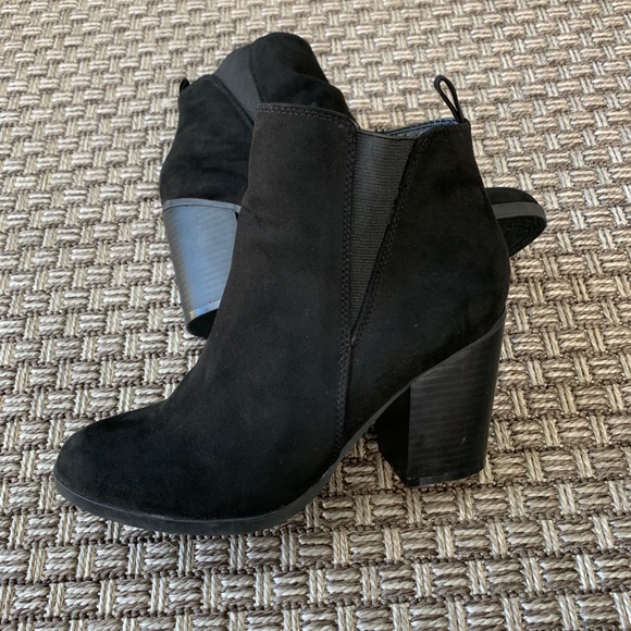 Express Shoes - Express ankle booties in black